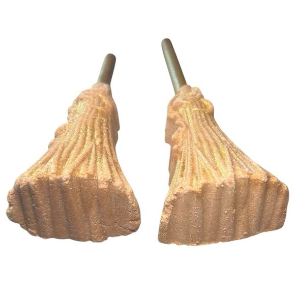 Lush x Wicked Bundle: 2x Elphaba’s Broomstick Reusable Bubble Bath Floral Rose - Picture 7 of 10